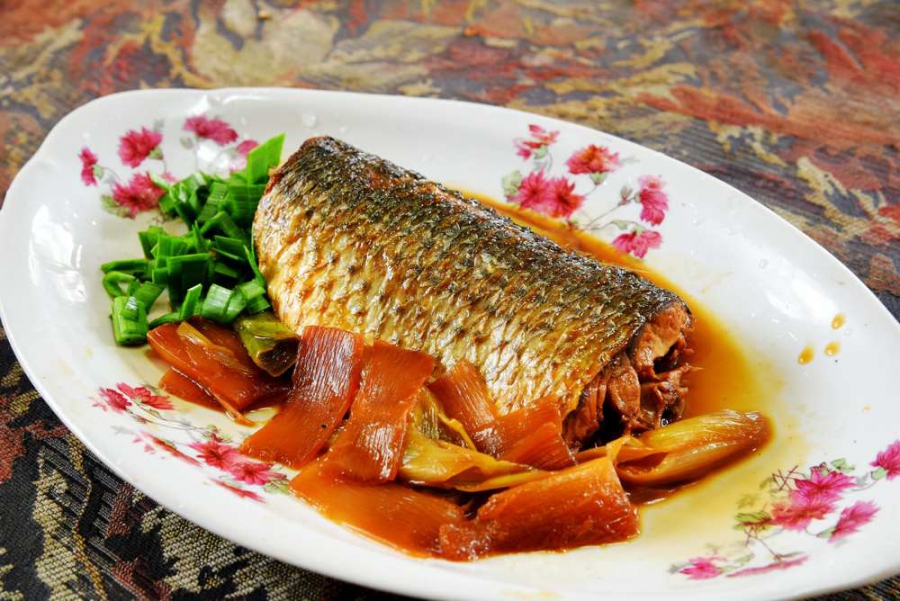 La ricetta del Pesce Brasato: provalo con la salsa al peperoncino!