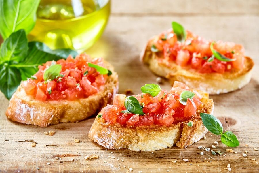 Antipasti con il pesce crudo: bruschetta con alici marinate