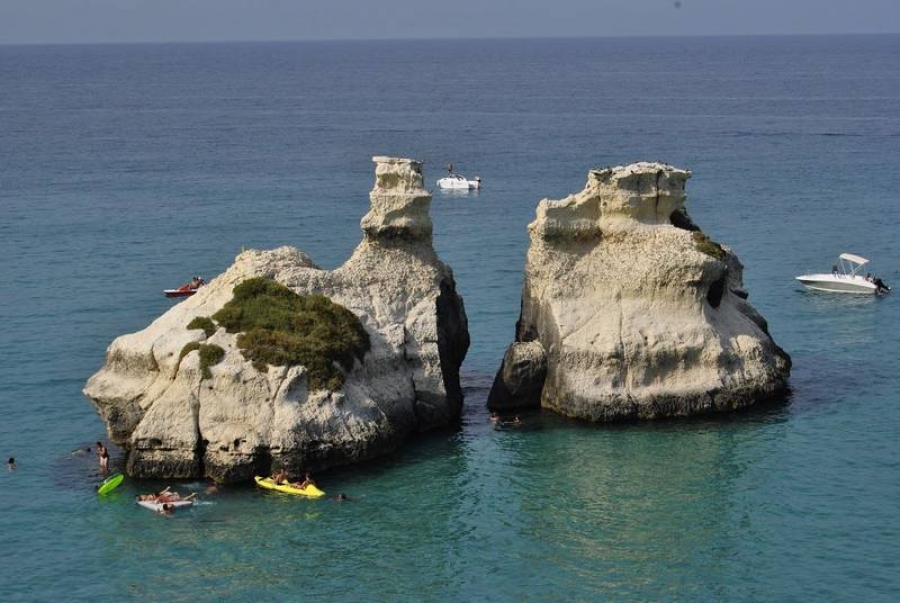 Torre dell&#039;Orso: scopriamo l&#039;iconica spiaggia del Salento