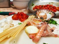 Ecco come preparare Pasta con Capesante, Scampi e Pomodorini