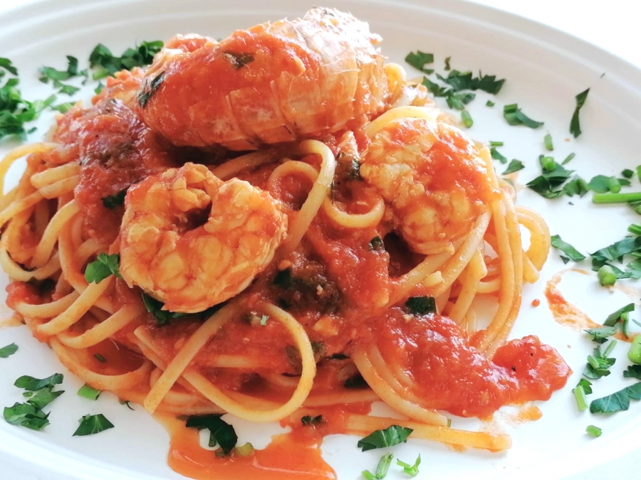 I piaceri della tavola con linguine gamberoni e canocchia