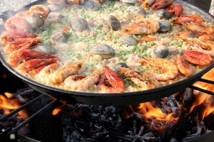 Ecco una ricetta gustosa per preparare una paella a base di pesce e frutti di mare