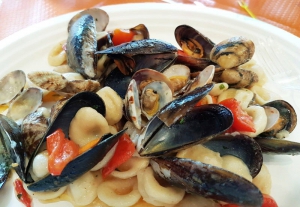 Un primo piatto di pesce con la pasta fatta in casa